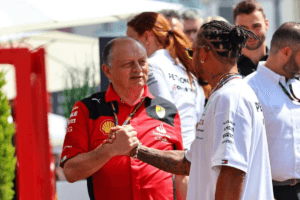 Hamilton e Vasseur apertando as mãos, ferrari e mercedes.