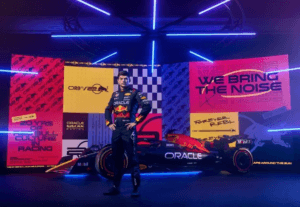 Max verstappen com o RB20 em uma foto de lançamento.