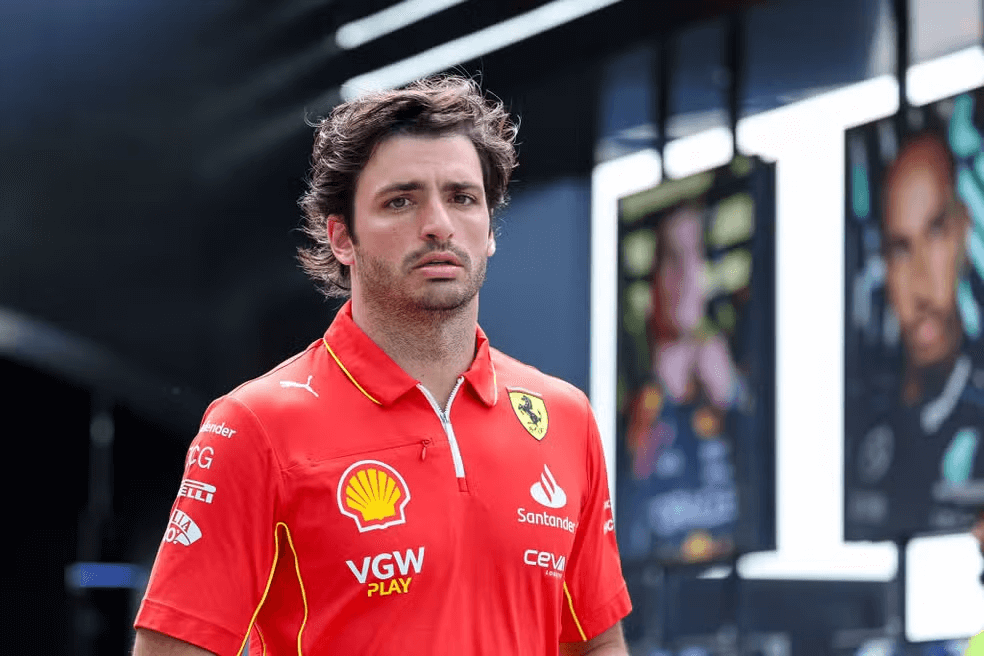 Carlos Sainz desabafa sobre saída da Ferrari: "Fui sacrificado por Hamilton"