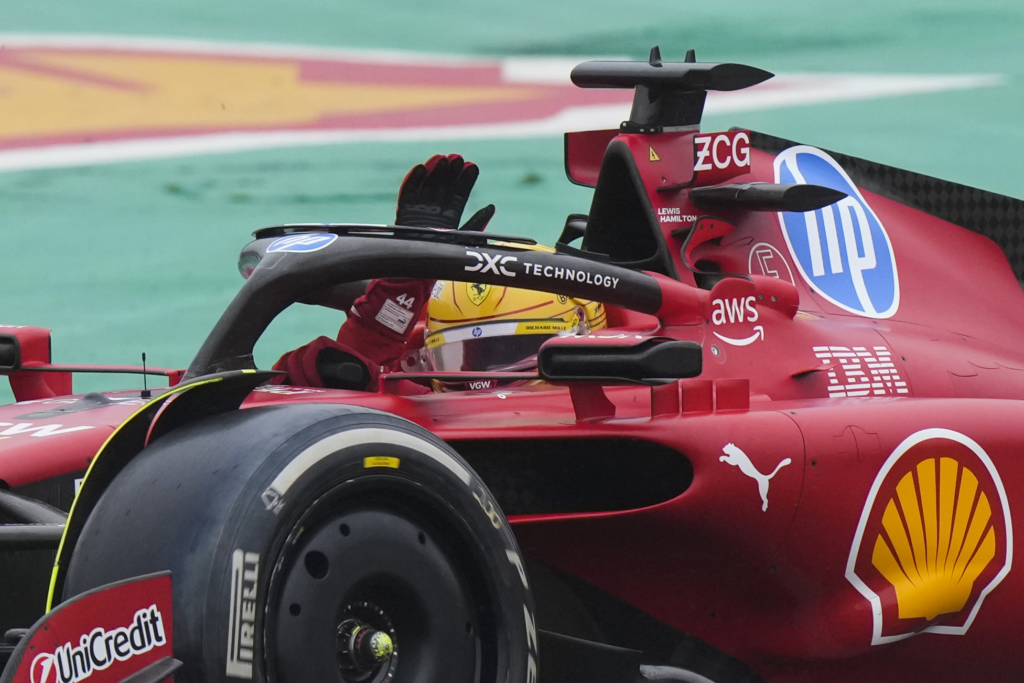 Hamilton dirige carro da Ferrari pela primeira vez e encanta fãs em Fiorano