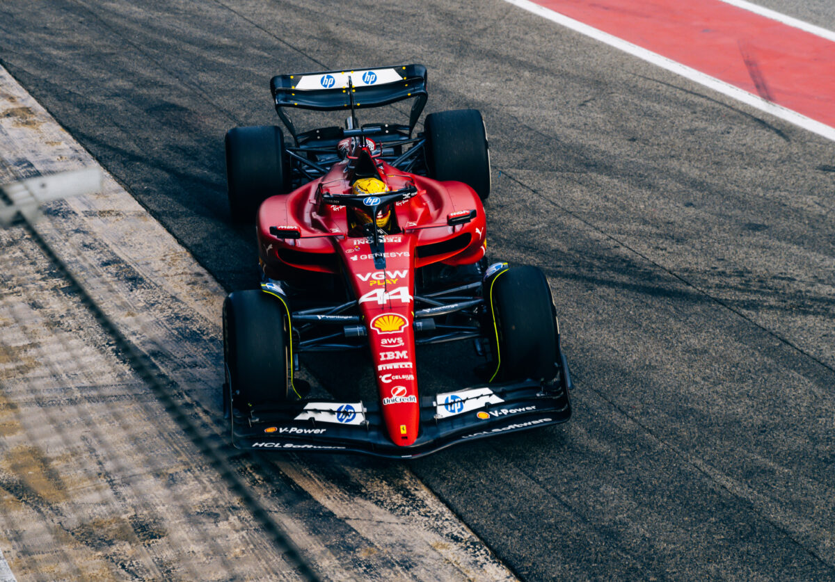 Hamilton testa pedais, largada e freios da Ferrari em Barcelona